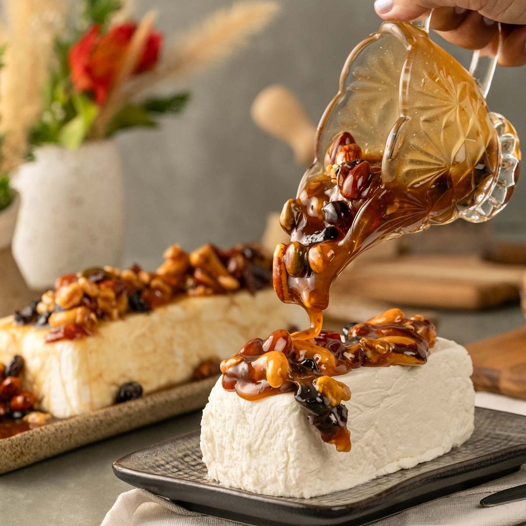 Terrine de queijo de cabra com caramelo de nuts picantes Padaria Vianney